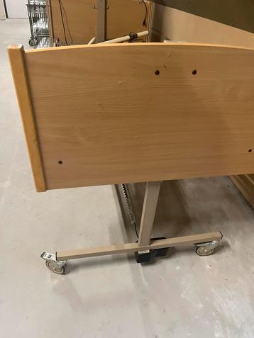 Verstelbaar hoog-laag bed beschikbaar voor biedingen