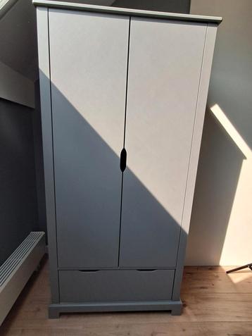 Petit amelie grijze vintage kast beschikbaar voor biedingen
