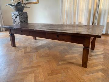 Authentieke houten salontafel met lades beschikbaar voor biedingen