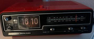 Prachtige flip over wekkerradio van Sanyo beschikbaar voor biedingen