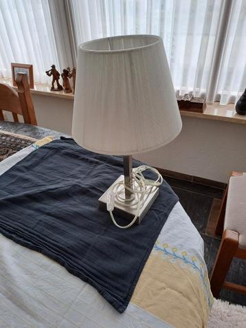 te koop 2 mooie tafel lampen  met metalen voet    ingst  beschikbaar voor biedingen