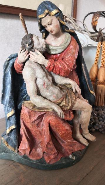 Prachtige Pietà in hout met polychromie beschikbaar voor biedingen