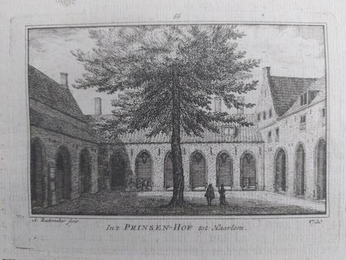 66 / in 't Prinsehof te Haarlem Gravure uit 18e eeuw, Antiek en Kunst, Kunst | Etsen en Gravures, Ophalen of Verzenden
