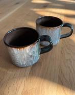 2 mokken handhemaakt Sissy Boy grijs groen, Ophalen of Verzenden, Zo goed als nieuw, Overige stijlen, Kop(pen) en/of Schotel(s)