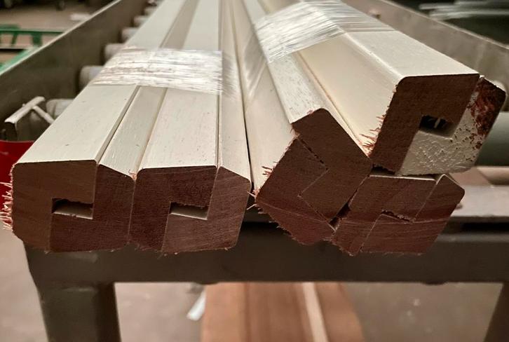 Meranti opdeklatten 25x37 mm wit, 10 st. 240 cm, Doe-het-zelf en Verbouw, Hout en Planken, Nieuw, Plank, Overige houtsoorten, 200 tot 250 cm