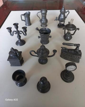 12 Tinnen Miniatuur Figuurtjes voor poppenhuis of letterbak beschikbaar voor biedingen