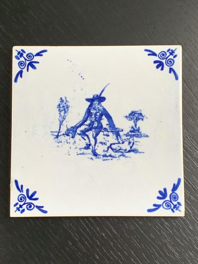 Delfs Blauw tegeltje Edelman op bankje met hond, Antiek en Kunst, Ophalen