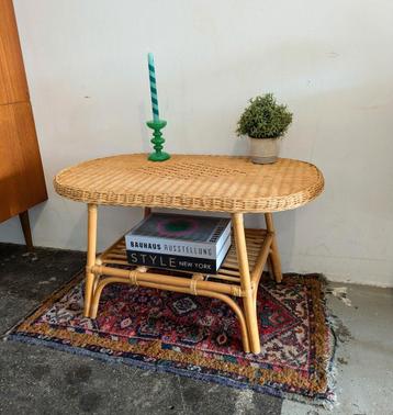 Mooi vintage retro rotan tafeltje  beschikbaar voor biedingen