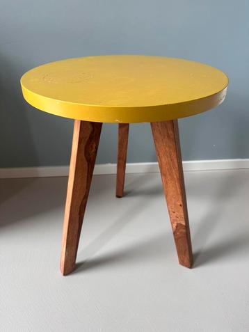 Bijzettafel van hout - opknapper beschikbaar voor biedingen