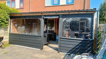 Douglas hout overkapping ca. 6x3 meter met dichte zijkanten beschikbaar voor biedingen