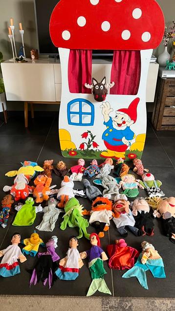 Houten poppenkast incl hand poppen beschikbaar voor biedingen