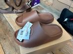 Adidas Yeezy Slides Flax - 43, Bruin, Nieuw, Ophalen of Verzenden, Sneakers of Gympen