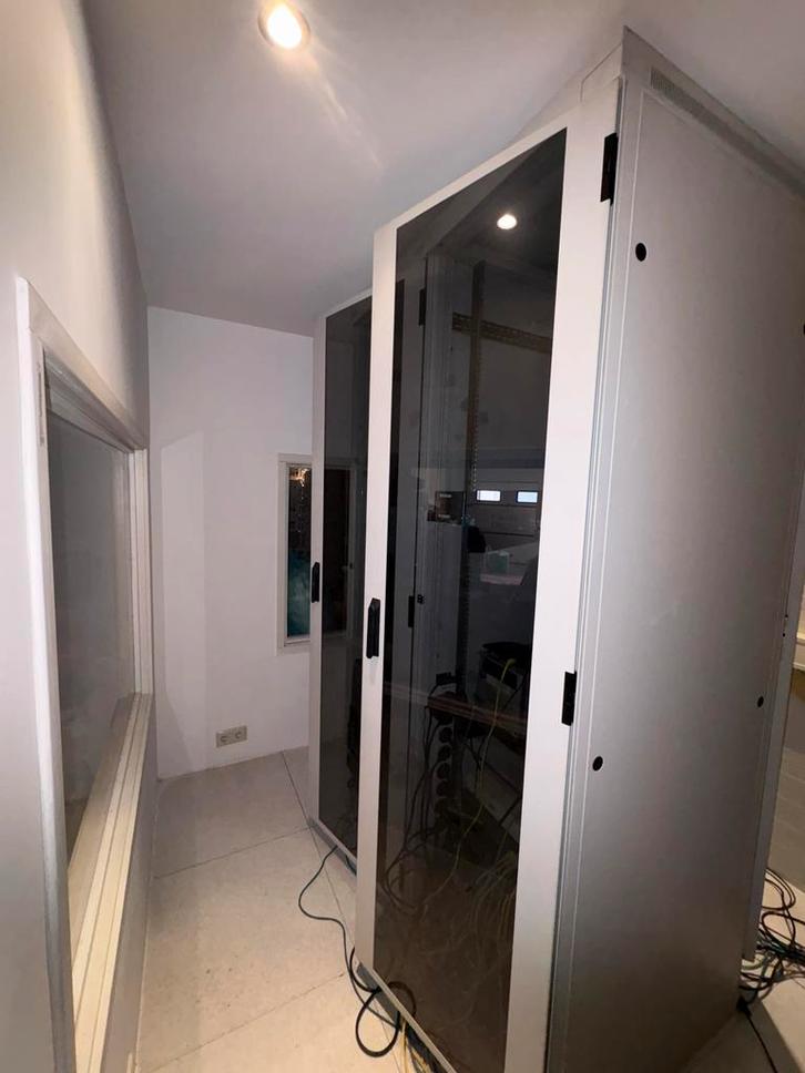 Serverkasten, computervloer tegels en ijzeren kast, Computers en Software, Serverkasten, Gebruikt, Glas, Plaatstaal, Ophalen