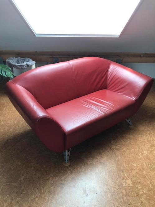 Rood leren Ikea 2-zits bank, Huis en Inrichting, Banken | Sofa's en Chaises Longues, Gebruikt, Tweepersoons, 150 tot 200 cm, 75 tot 100 cm