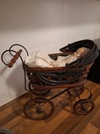 Antieke poppenwagen met pop, Ophalen of Verzenden