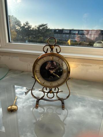 Antieke Tafelklok met Slinger beschikbaar voor biedingen