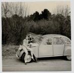 Citroen 2 CV man en vrouw 1965 foto, 1960 tot 1980, Foto, Ophalen of Verzenden, Zo goed als nieuw