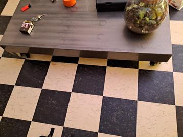 Metalen salontafel beschikbaar voor biedingen