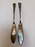 2 Brocante verzilverde botermesjes Margriet en Anjer, Antiek en Kunst, Ophalen of Verzenden