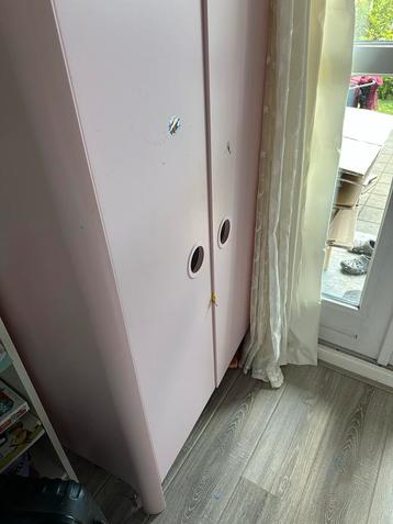 Kinderkast(meisjes)/ kledingkast roze met ronde handgrepen beschikbaar voor biedingen