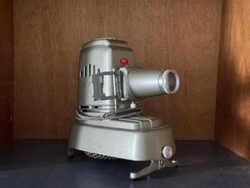 vintage diaprojector beschikbaar voor biedingen