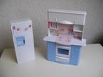barbie blauw/witte koelkast 24hx10br en keukenblok 28hx21br, Kinderen en Baby's, Speelgoed | Poppen, Ophalen of Verzenden, Zo goed als nieuw