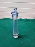 Vaasje blauw glas golvend, Huis en Inrichting, Woonaccessoires | Vazen, Ophalen of Verzenden