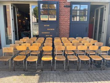 Grote partij van 45x vintage schoolstoel, horeca/event stoel beschikbaar voor biedingen