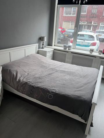 Bed wit + bijpassende nachtkastjes