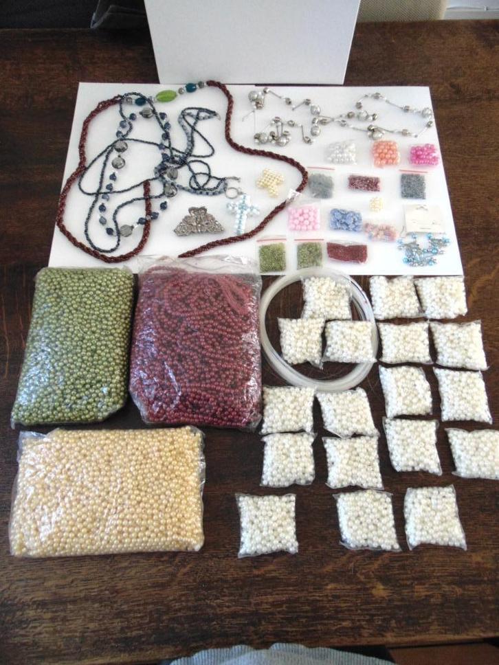 Twee en 'n Halve Kilo Kralen, Hobby en Vrije tijd, Kralen en Sieraden maken, Nieuw, Kraal, Ophalen of Verzenden