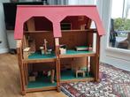 Goede kwaliteit houten poppenhuis met meubeltjes, Poppenhuis, Gebruikt, Ophalen