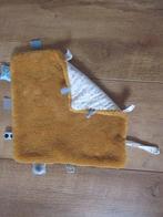 Snooze baby okergeel pluche + wit + grijze stippen label-sp, Kinderen en Baby's, Speelgoed | Knuffels en Pluche, Ophalen of Verzenden