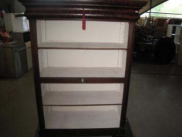 Houten boekenkast met bovenlade beschikbaar voor biedingen