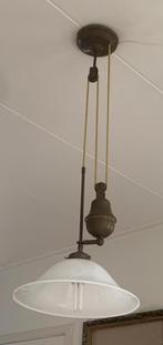 Koperen hanglamp met melkglazen lampenkap in goede staat, Huis en Inrichting, Lampen | Hanglampen, Ophalen, Gebruikt, Oud, Glas