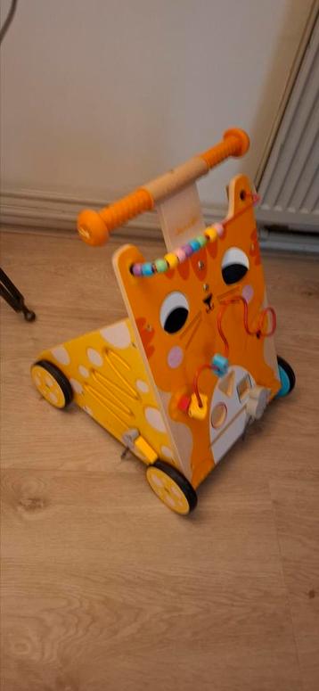 Houten loopkar beschikbaar voor biedingen