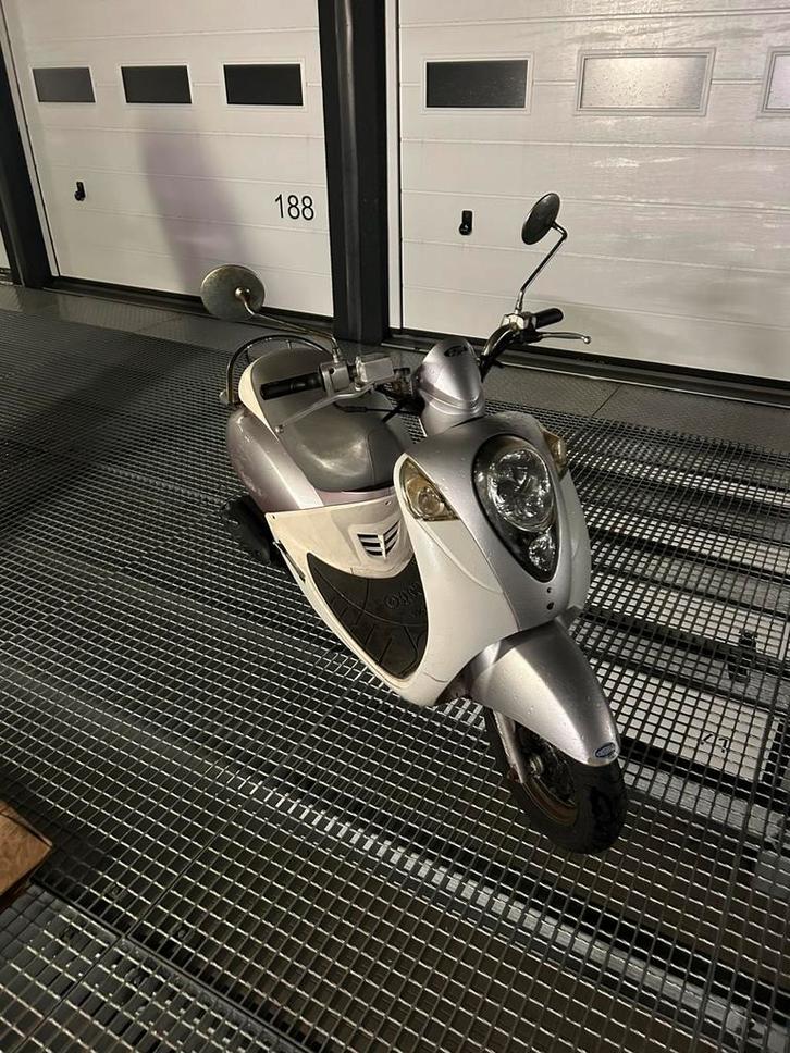 Sym mio, Fietsen en Brommers, Scooters | SYM, Zo goed als nieuw, Mio, Maximaal 25 km/u, Benzine, Ophalen of Verzenden