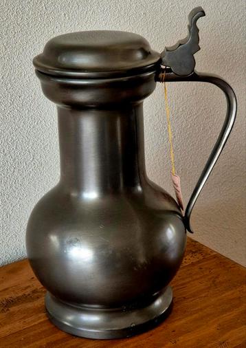 Antieke prachtige zuivere tinnen kan uit Tiel. 26 cm hoog. beschikbaar voor biedingen