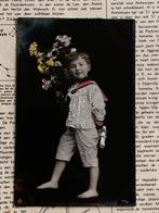1908 Jongetje op blote voetjes met bloemen (XX), Verzamelen, Ansichtkaarten | Themakaarten, Ophalen of Verzenden, Voor 1920, Gelopen