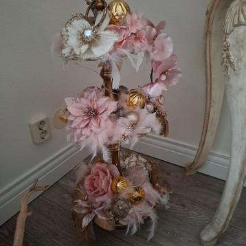 Hele mooie etagere  goudkleur met zijdebloemen  beschikbaar voor biedingen