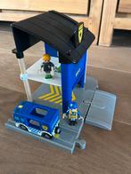 Brio Politiebureau met auto en figuren, Ophalen of Verzenden, Zo goed als nieuw