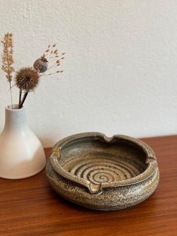 Grote vintage keramieken asbak – brutalist design – jaren 70 beschikbaar voor biedingen