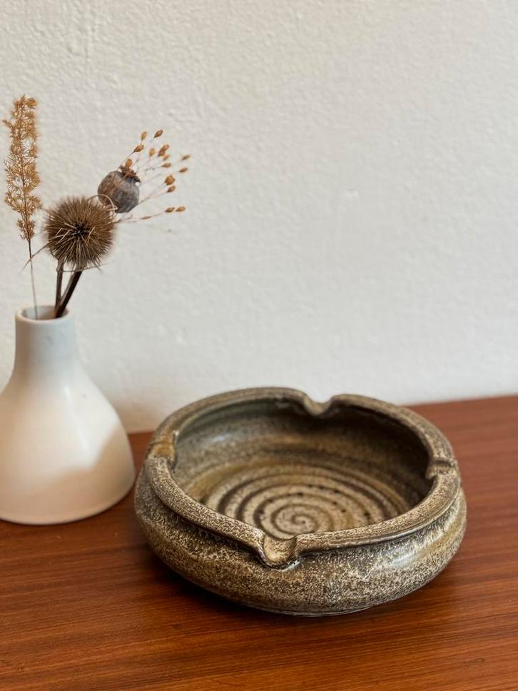 Grote vintage keramieken asbak – brutalist design – jaren 70, Huis en Inrichting, Woonaccessoires | Schalen en Manden, Zo goed als nieuw