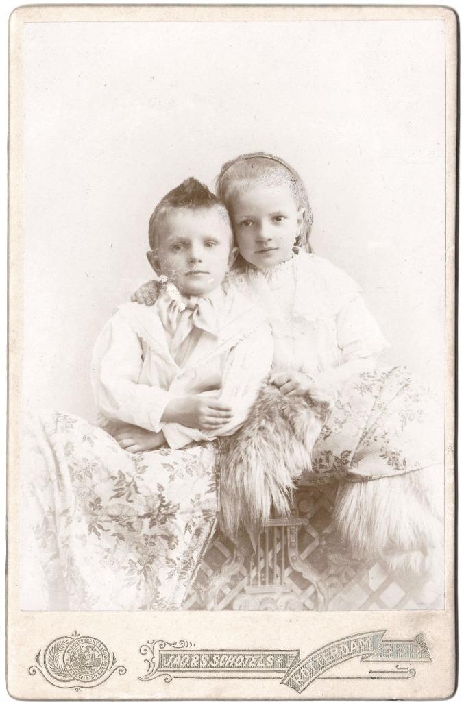 Kabinetfoto - Twee Kinderen Kind - Foto Schotels Rotterdam, Verzamelen, Foto's en Prenten, Gebruikt, Foto, Kind, Voor 1940, Ophalen of Verzenden