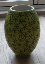 Lime-groene grote zware vaas met bladmotief. Nieuwstaat ., Aardewerk of Porselein, Ophalen of Verzenden, Zo goed als nieuw, Minder dan 50 cm
