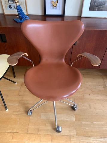 Fritz Hansen Arne Jacobsen Series 7 Swivel Model 3217 Leer beschikbaar voor biedingen