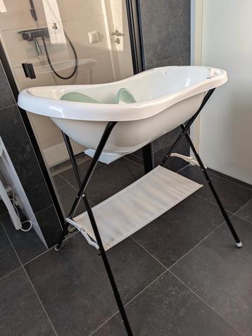 Babybadje met badzitje. Verstelbaar in hoogte en inklapbaar. beschikbaar voor biedingen