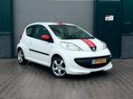 Peugeot 107 1.0 12V Street Racing Met Nieuwe APK, Auto's, Wit, Bedrijf, Handgeschakeld, 3 cilinders