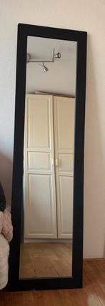 spiegel met een strakke zwarte omlijsting, Huis en Inrichting, Woonaccessoires | Spiegels, Ophalen, Minder dan 50 cm, Gebruikt