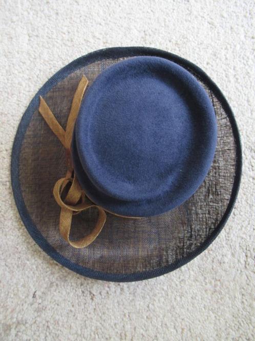 HOED nieuw blauw met bruine accenten omvang 56 cm zie besch, Kleding | Dames, Hoeden en Petten, Nieuw, Hoed, 56 of 57 cm (M, 7 of 7⅛ inch)