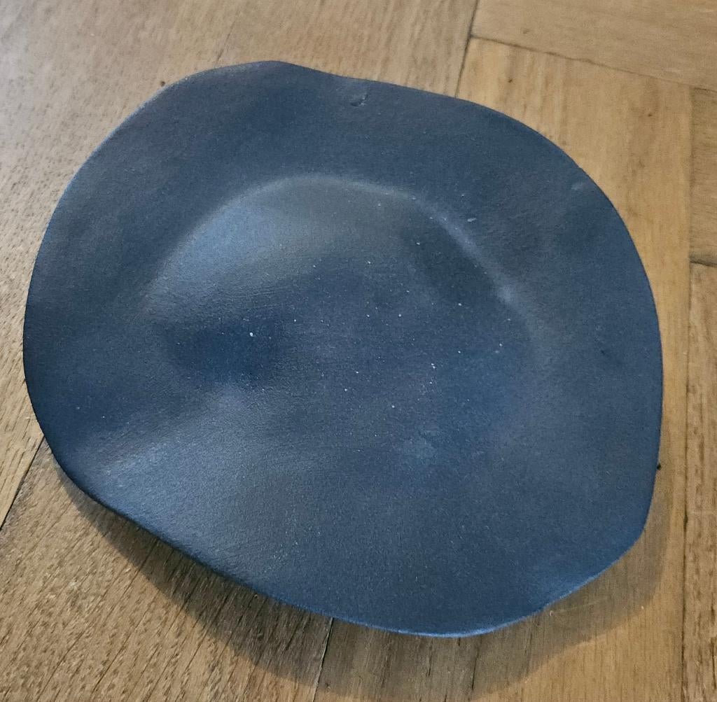 Handgemaakt Forrer bordje, Huis en Inrichting, Keuken | Servies, Keramiek, Nieuw, Ophalen of Verzenden, Schaal of Schalen